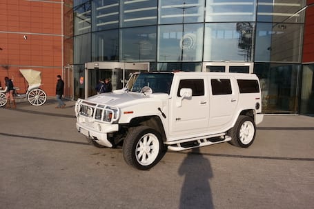 Firma na wesele: potężny biały HUMMER H2