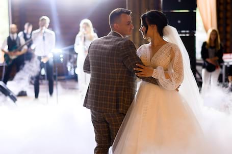 Firma na wesele: Pierwszy taniec na luzie