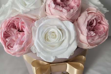 Firma na wesele: Bukiet z wiecznych róż i piwonii