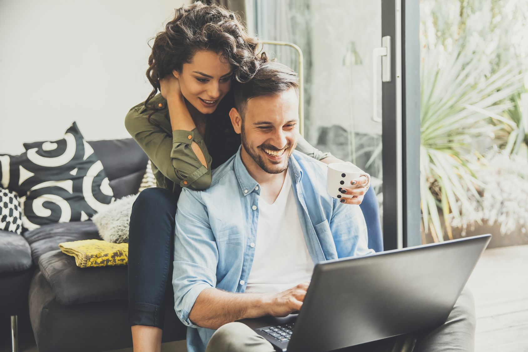 Используем пар. Счастливая пара вместе заняты делом телефон. Beautiful Home couple Laptop. Happy couples in Front of Laptop. Aestethic Romantic couple using Computer.